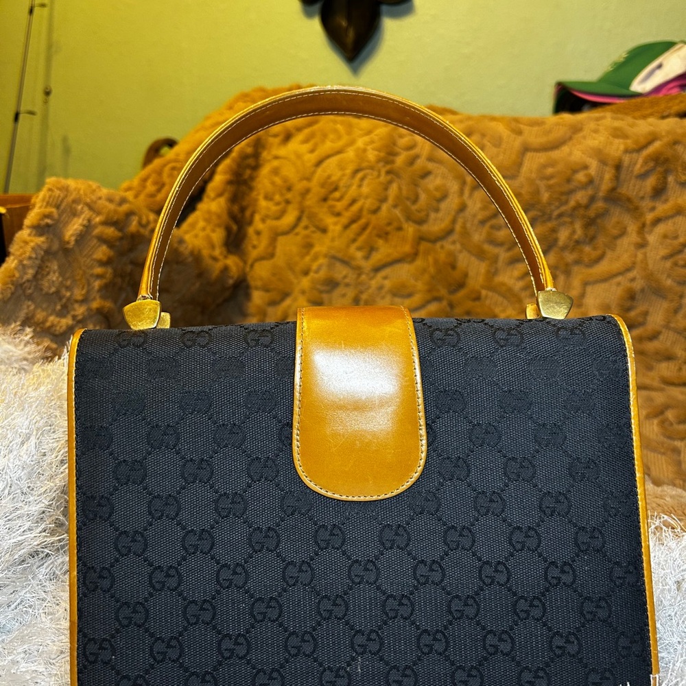 Elegant Black and Tan Handbag - Picture 2 of 11